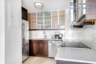 210 W 70th St in New York, NY - Building Photo - Building Photo
