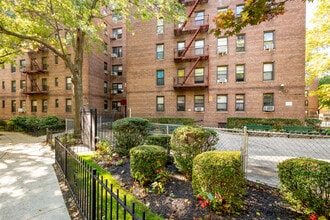 Briarwood Court in Jamaica, NY - Building Photo - Building Photo