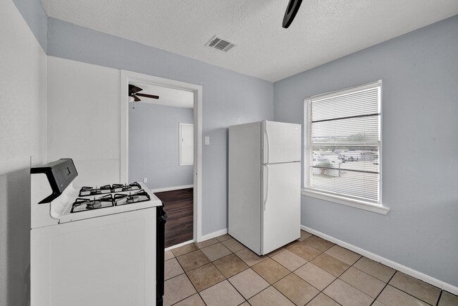 1009 Beverly Ave in Pasadena, TX - Building Photo - Building Photo