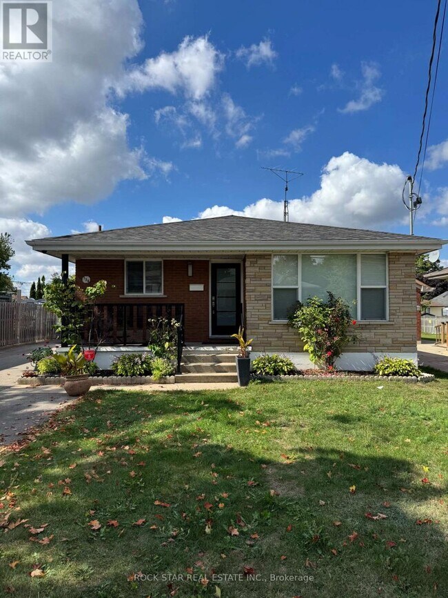 136 Grand St in Brantford, ON - Building Photo - Building Photo