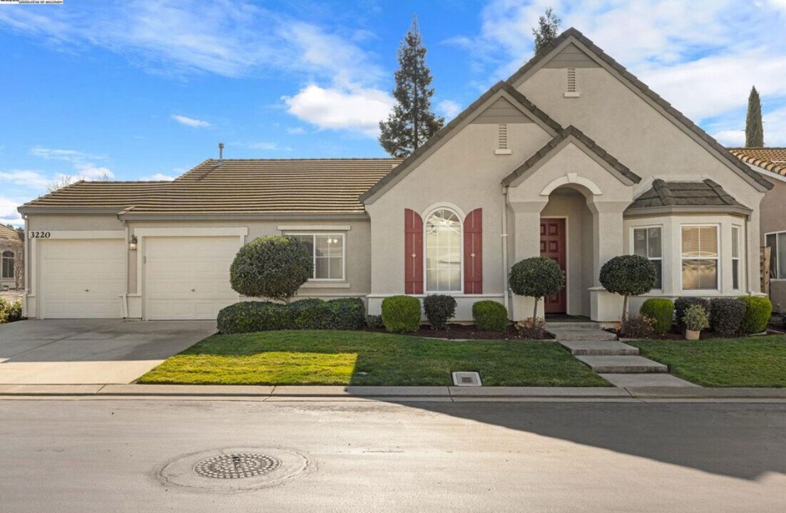 3220 Humberton Pl in Modesto, CA - Foto de edificio