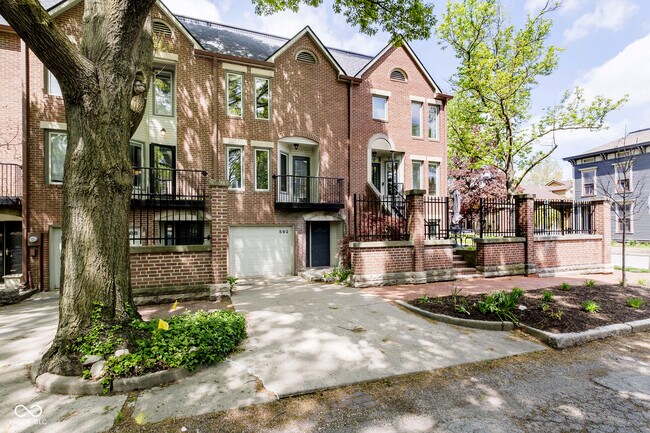 592 E Vermont St in Indianapolis, IN - Building Photo - Building Photo