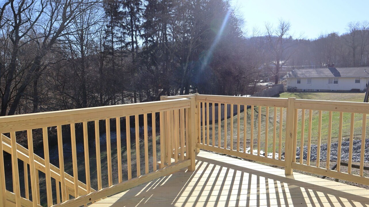 121 W Main St, Unit 121A in Sprague, CT - Building Photo