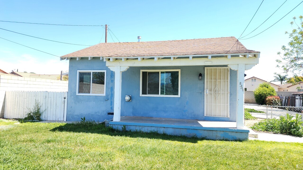 8331 Cottonwood Ave in Fontana, CA - Building Photo