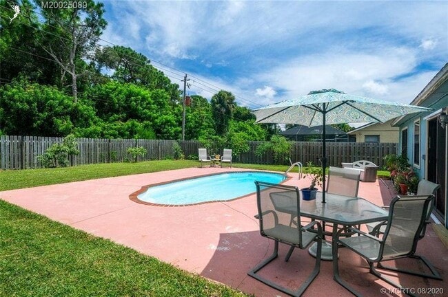 4063 SE Jacaranda St in Stuart, FL - Building Photo - Building Photo