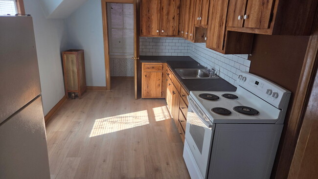 12 Crown St, Unit 2 in Nashua, NH - Building Photo - Building Photo