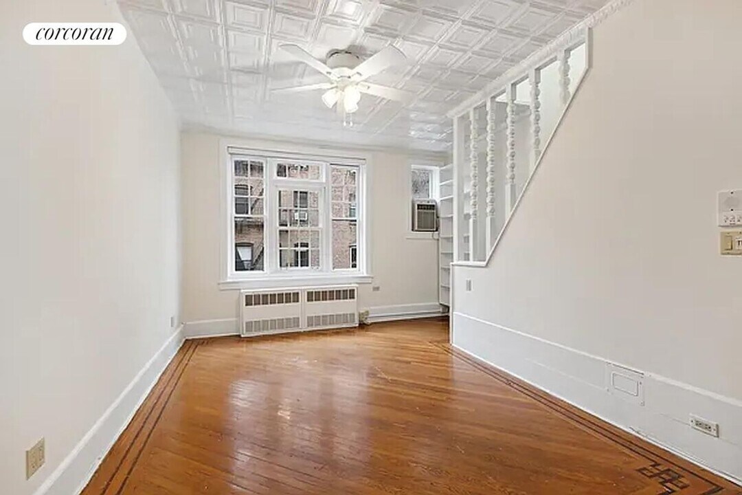 11 Hunts Ln in Brooklyn, NY - Building Photo