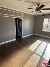 5217 Hollywood Blvd in Los Angeles, CA - Foto de edificio - Building Photo