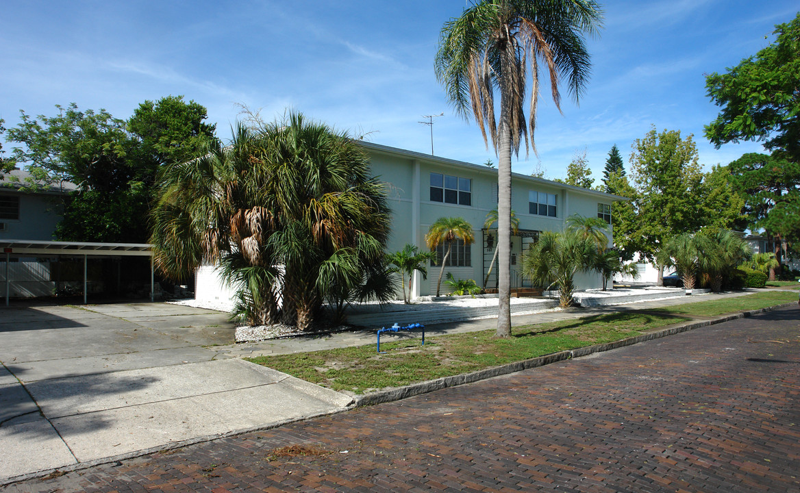 560 12th Ave NE in St. Petersburg, FL - Foto de edificio