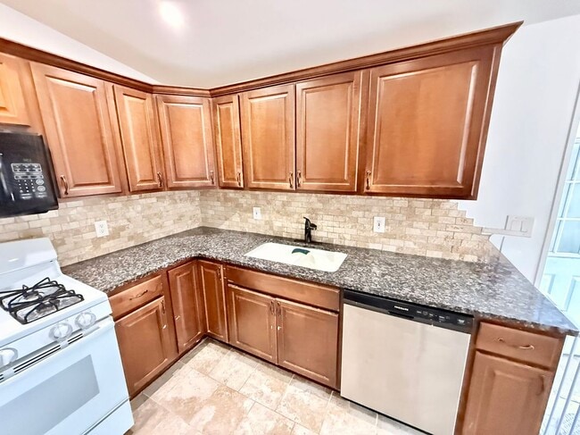 30 Kayron Dr in Lake Ronkonkoma, NY - Building Photo - Building Photo