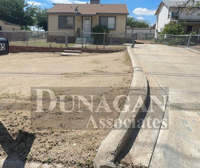 property at 405 S Walnut St