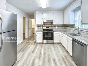 704 Wilkes Dr in Loganville, GA - Building Photo - Building Photo