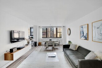 330 W 58th St in New York, NY - Building Photo - Building Photo
