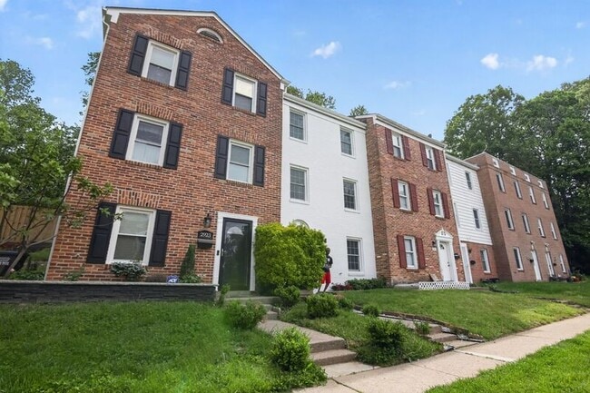property at 2925 Wythe Ct