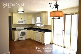 5055 7th Ave NE in Seattle, WA - Foto de edificio - Building Photo