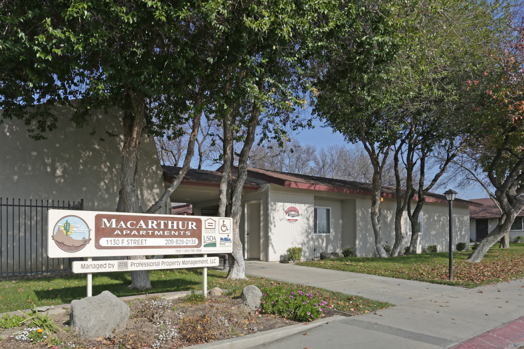 Macarthur Apartments in Los Banos, CA - Foto de edificio