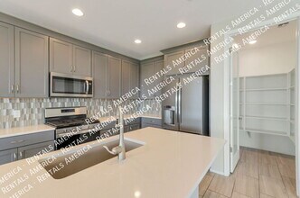 9734 E Miller Peak Trl in Tucson, AZ - Foto de edificio - Building Photo