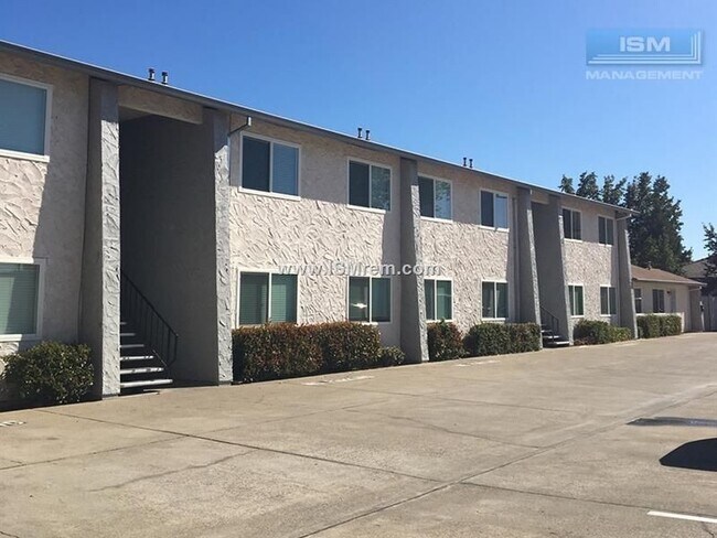 Lake Boulevard Apartment Homes in Redding, CA - Building Photo - Building Photo