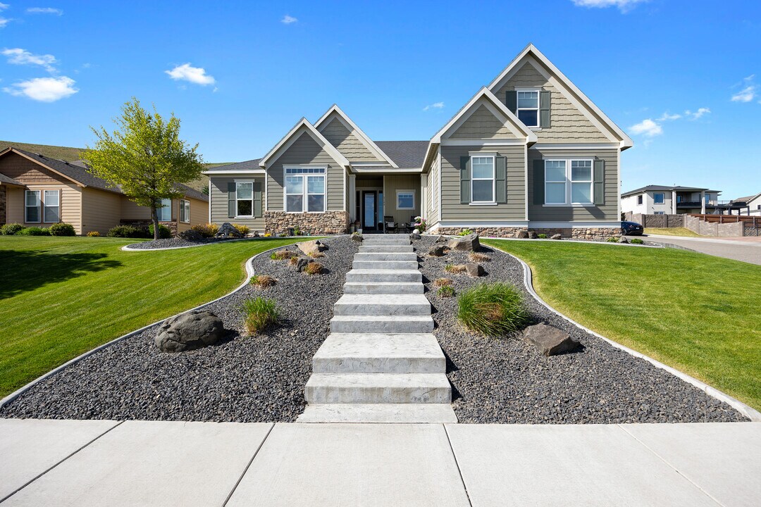 2109 W 50th Ave in Kennewick, WA - Building Photo