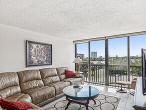 255 Dolphin Point, Unit 501 in Clearwater, FL - Foto de edificio - Building Photo