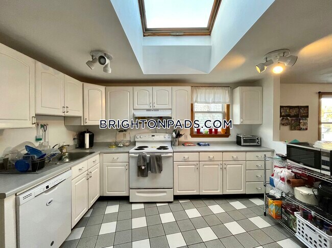 66 Brooks St, Unit 3 in Boston, MA - Building Photo - Building Photo
