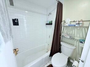 60 Longwood Ave, Unit 206 in Brookline, MA - Foto de edificio - Building Photo