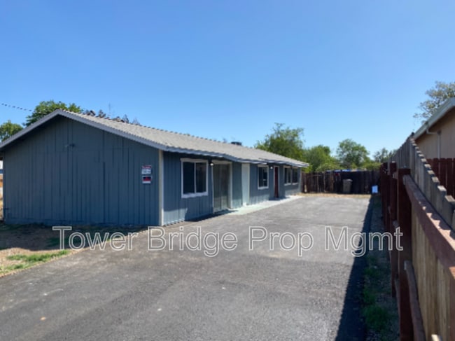 2740 Crosby Way in Sacramento, CA - Building Photo - Building Photo