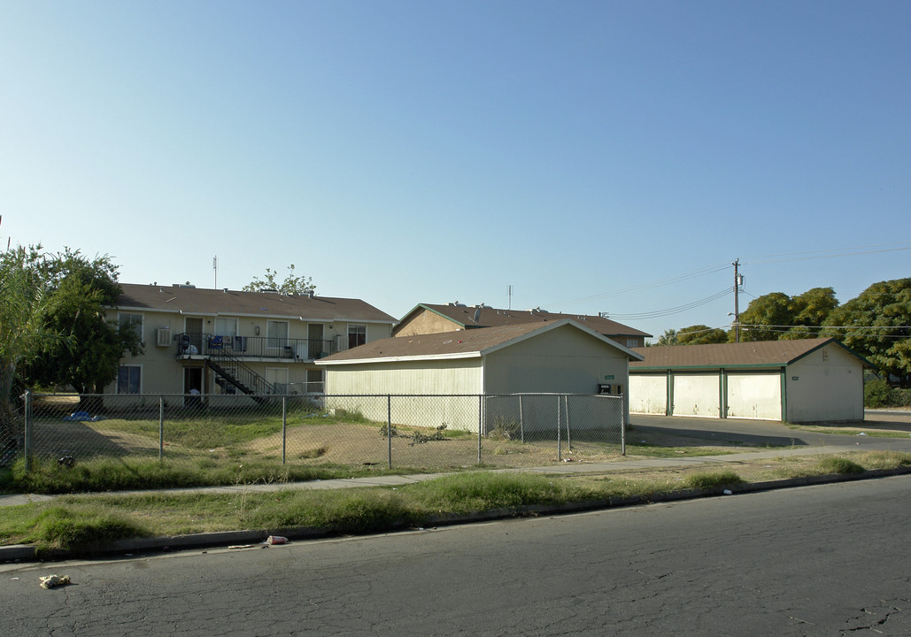 Woodward Greens in Fresno, CA - Building Photo