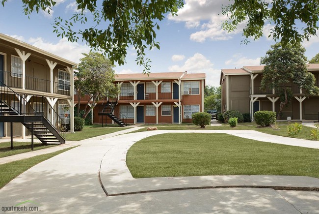 Spanish Crest Apartments in San Antonio, TX - Foto de edificio - Building Photo