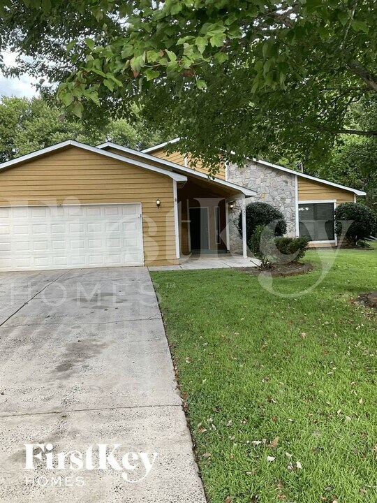6237 Danbrooke Pk Dr in Mint Hill, NC - Foto de edificio