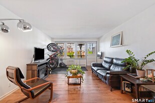 30 Glenbrook Rd in Stamford, CT - Building Photo