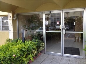 1460 NE 169th St in North Miami Beach, FL - Foto de edificio - Building Photo