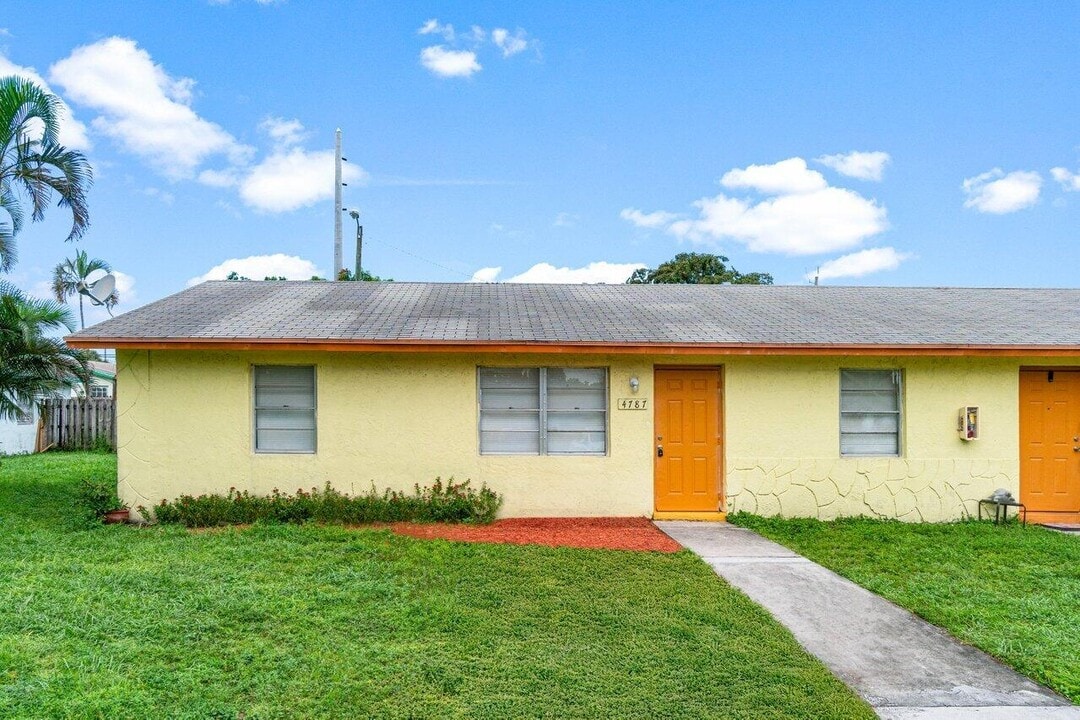 4787 Gulfstream Rd in Lake Worth Beach, FL - Building Photo