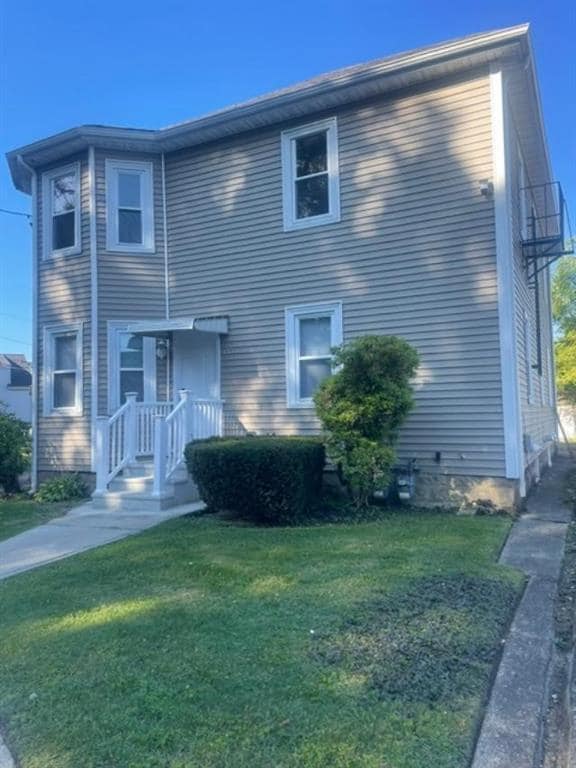 1809 Cranston St in Cranston, RI - Building Photo - Building Photo