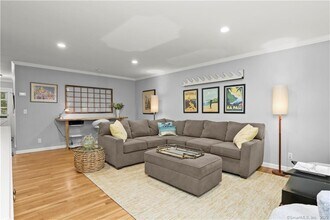 245 Unquowa Rd in Fairfield, CT - Foto de edificio - Building Photo