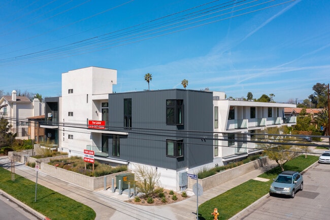 12203 Moorpark St. Studio City 91604 in Studio City, CA - Foto de edificio - Building Photo