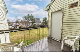 208 Woodbridge Commons Way in Woodbridge Township, NJ - Foto de edificio - Building Photo