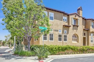 13325 Via Cristal, Unit 7 in San Diego, CA - Foto de edificio - Building Photo