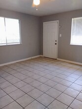 8630 Corlett Dr in Baton Rouge, LA - Foto de edificio - Building Photo