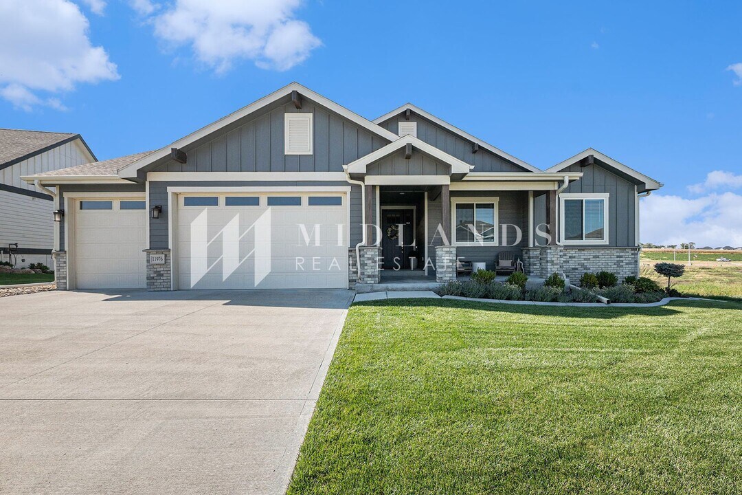 11976 S 118th Ave in Papillion, NE - Building Photo
