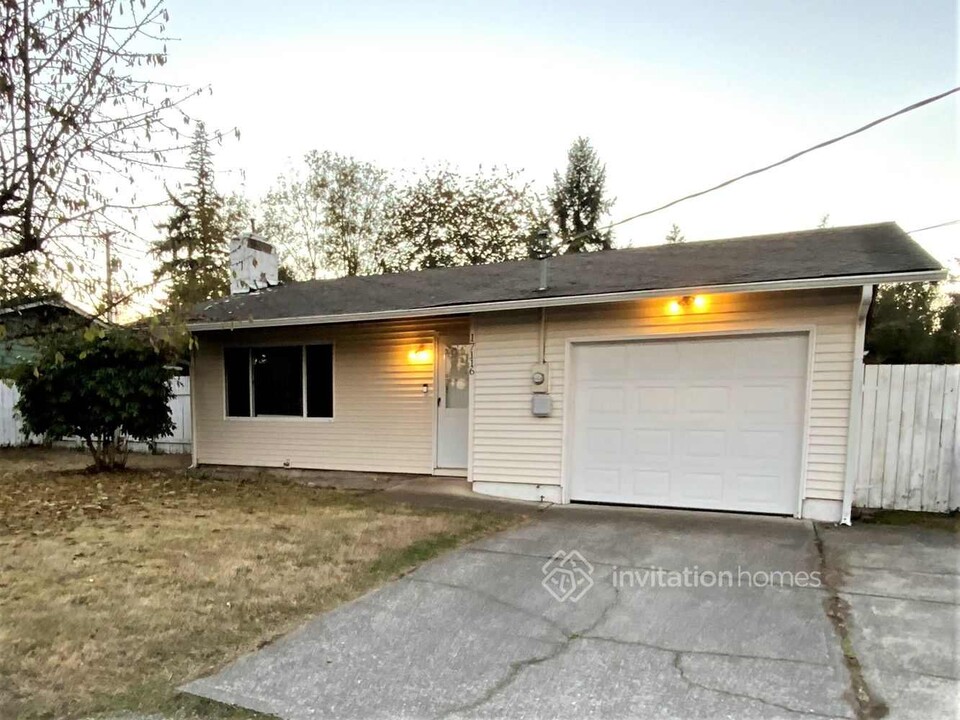 17116 18th Ave E in Spanaway, WA - Foto de edificio