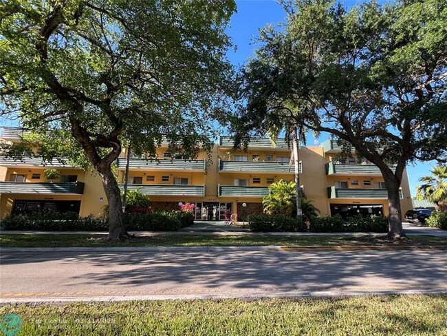 1975 NE 135th St in North Miami, FL - Building Photo - Building Photo