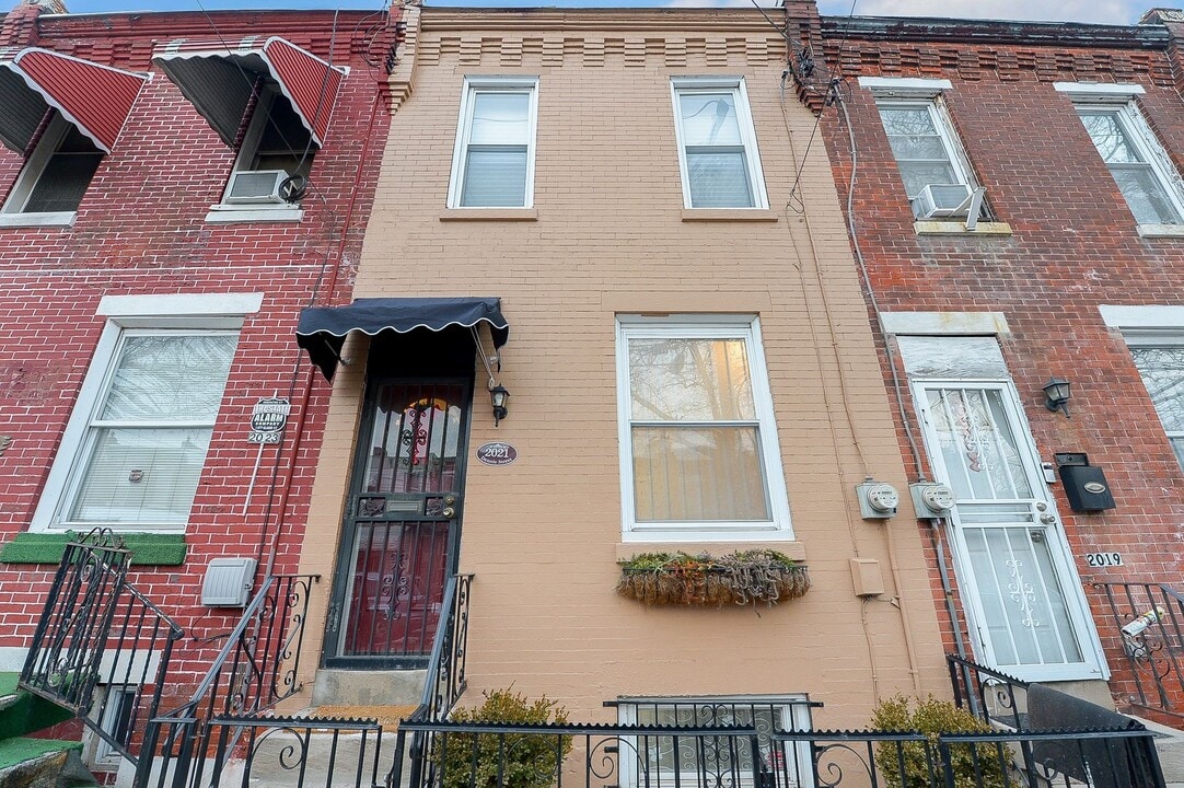 2021 Dennie St in Philadelphia, PA - Building Photo