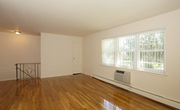 Maple Crest Apartments at Dix Hills in Deer Park, NY - Foto de edificio - Interior Photo