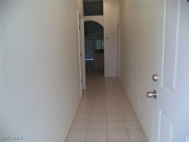 910 SE 13th Terrace in Cape Coral, FL - Foto de edificio - Building Photo