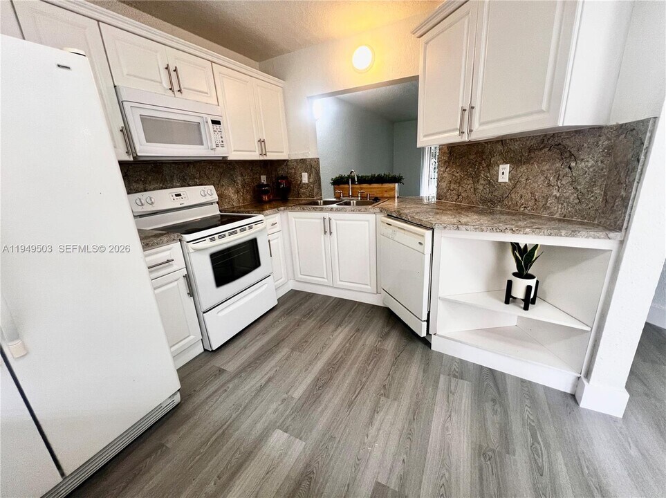 9156 NW 40th St in Coral Springs, FL - Building Photo