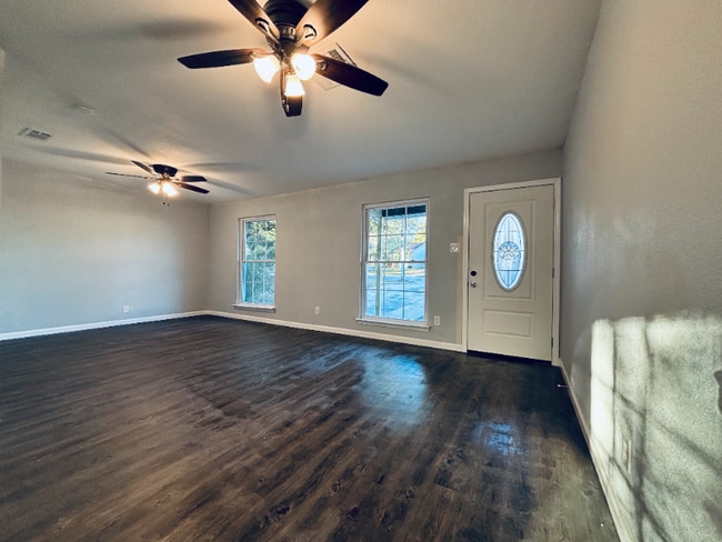 2325 Lakehurst Dr in Austin, TX - Foto de edificio - Building Photo