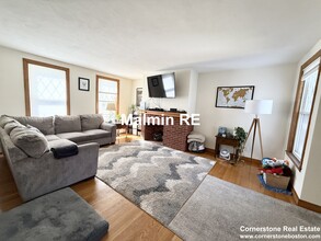 920 E 4th St, Unit 1 in Boston, MA - Foto de edificio - Building Photo