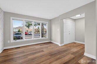 172 Nathan Dr in North Brunswick, NJ - Building Photo - Building Photo