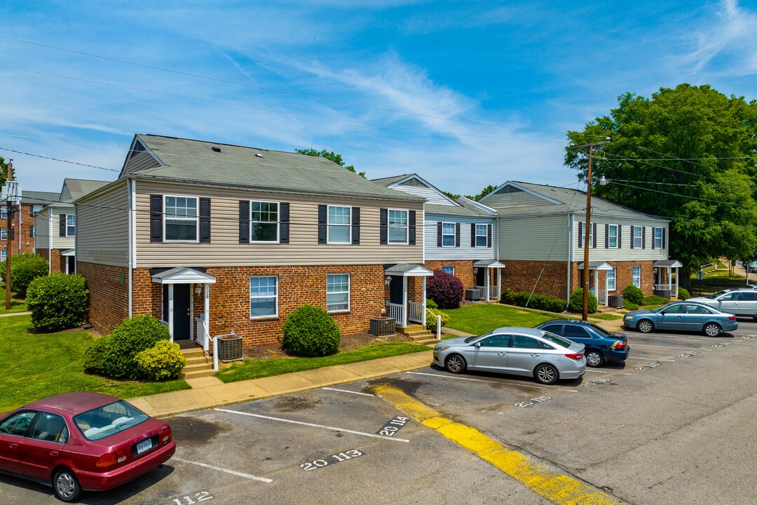 The Villas of Oakwood in Richmond, VA - Building Photo